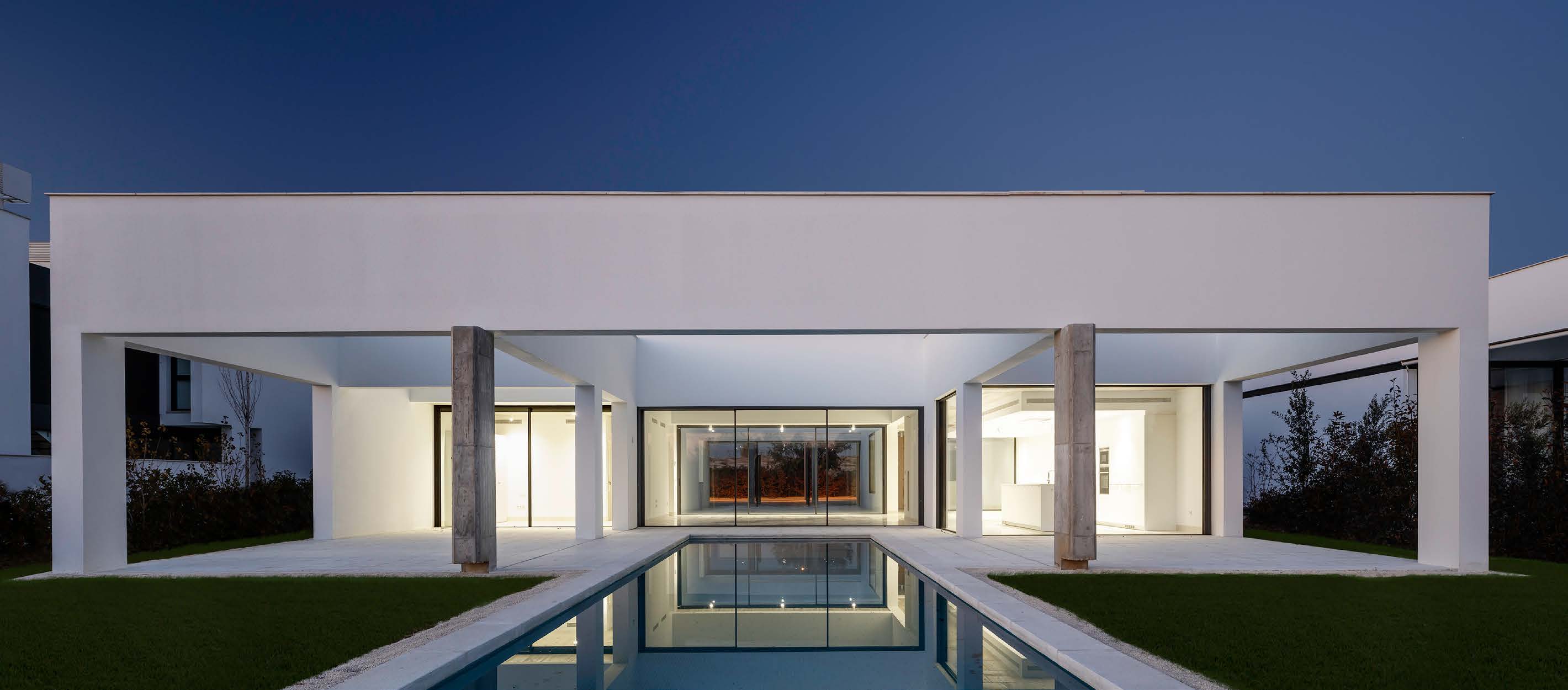 Casa 3S con grandes superficies acristaladas, del catálogo Cortizo