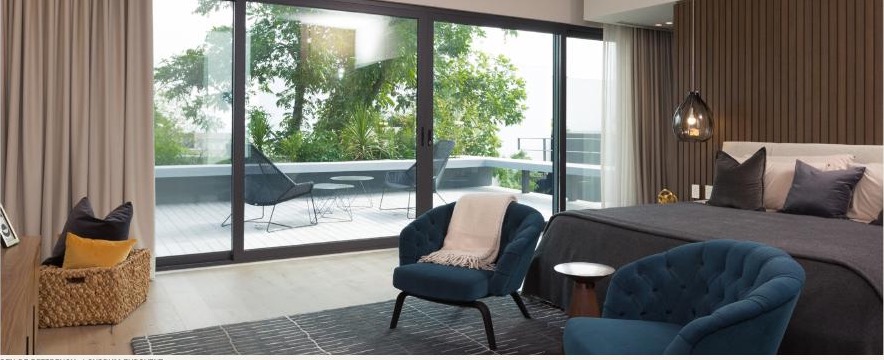 Puertas corredizas de aluminio Cuprum en un espacio residencial