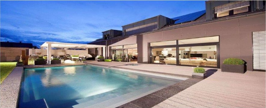 Amplia apertura de PVC Rehau que conecta una residencia con el exterior